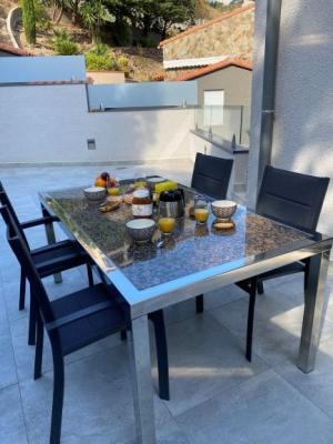 Terrasse coin repas table et chaises